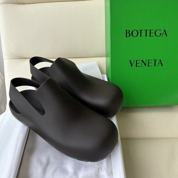 NEW Bottega Veneta 658767 Puddle Matt Brown Rubber Sandals Men’s Size 42 main image 4